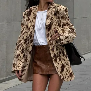 Détail montrant la texture imprimé animal marron et la coupe du blazer sur un mannequin.