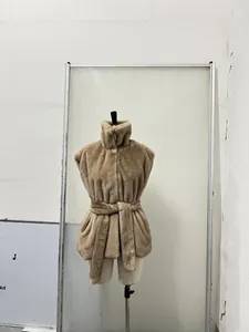 Vue détaillée de la veste en fausse fourrure kaki avec col montant et ceinture à nouer.