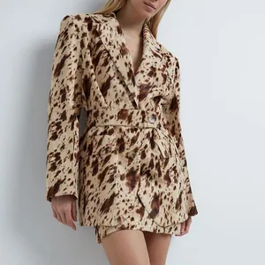 Vue détaillée d'un blazer marron à imprimé vache avec ceinture.