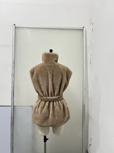 Vue détaillée du dos d'un gilet en fausse fourrure beige avec col haut et ceinture