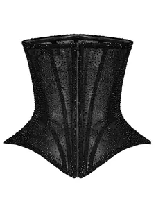 Gros plan des strass étincelants et de la texture résille sur un haut corset noir