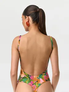 Vue arrière d'un body dos nu à imprimé floral coloré pour le style de vacances