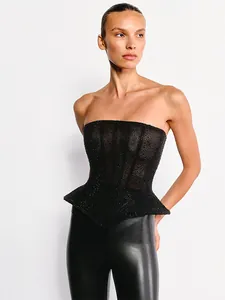 Vue détaillée d'un haut corset sans bretelles en strass noirs avec ourlet basque