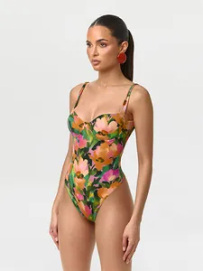 Vue détaillée d'un body une pièce à imprimé floral vibrant porté par un mannequin pro.