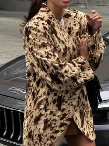 Blazer marron chic imprimé léopard, manches longues et coupe ajustée femme.
