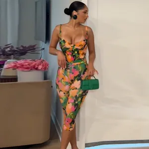 Vue complète d'une femme portant une combinaison à fleurs vive avec bretelles