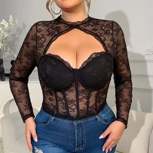 Dettaglio del top a corsetto in pizzo nero taglie forti con maniche mesh