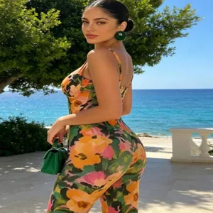 Body d'été à fleurs éclatantes pour les vacances à la plage et un look mode sexy chic.