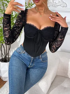 Detailansicht eines sexy schwarzen Langarm-Korsett-Oberteils mit Spitze und Fischbein