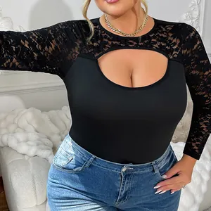 Détail d'un body noir grande taille avec manches en dentelle et découpe à la poitrine