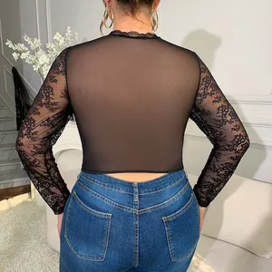 Vista posteriore di sexy plus size nero mesh pizzo patchwork maniche lunghe top trasparente