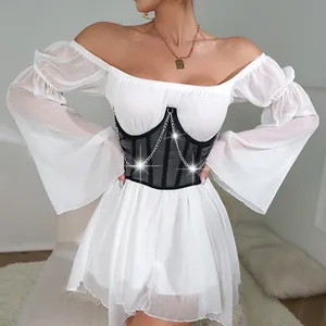 Dettaglio di un corsetto nero in rete con elegante catena d'argento e stecche di supporto