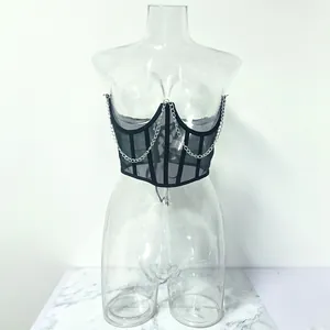 Vista dettagliata di un corsetto in rete nera con catena d'argento su un manichino trasparente