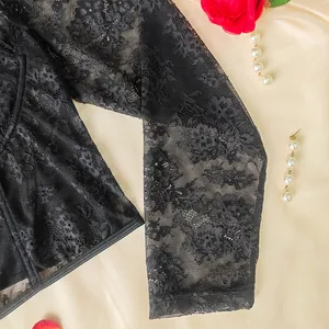 Dettaglio ravvicinato di un sexy corsetto in pizzo floreale nero con inserti in mesh e stecche