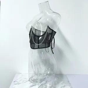 Vista dettagliata di un corsetto in rete nera con catene d'argento e stecche.