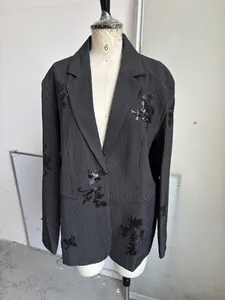Detaillierte Aufnahme eines schwarzen Nadelstreifenblazers mit Paillettenstickerei