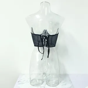 Vista posteriore dettagliata del corsetto in rete nera con lacci regolabili