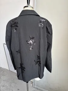 Detaillierte Rückansicht eines Nadelstreifen-Blazers mit floraler Pailletten-Stickerei