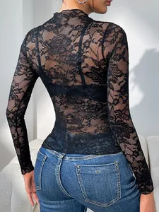 Vue détaillée de l'arrière d'un haut noir en dentelle transparente à manches longues