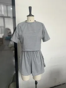 Vue de face de l'ensemble pyjama tricoté pour femme à rayures noires et blanches classiques