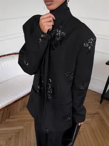 Detailansicht der schwarzen Blumen-Paillettenstickerei auf einem schicken Blazer
