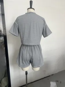 Vue arrière détaillée d'un ensemble pyjama pour femme en maille rayée avec short et manches
