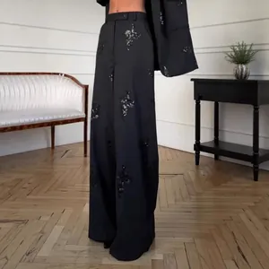 Detailansicht der schwarzen Hose mit hoher Taille und eleganten silbernen Paillettenstickereien