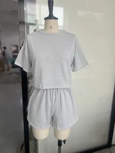 Vue détaillée de la texture en tricot rayé gris et blanc doux de cet ensemble pyjama