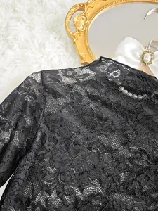 Gros plan d'un haut en dentelle noire transparente au motif floral élégant