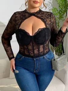 Top a corsetto sexy taglie forti in pizzo nero con mesh e dettaglio cut-out frontale