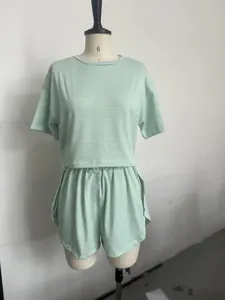 Vue de face d'un ensemble de pyjama en tricot à rayures vertes et blanches sur un mannequin