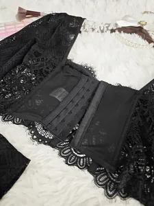 Détail du haut court en dentelle noire avec texture en maille et agrafes au dos