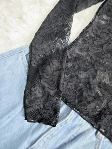 Vue détaillée du haut noir en dentelle florale avec texture de maille complexe