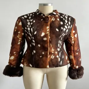 Detail der Vintage-Pelzjacke mit Hirschmuster, Stehkragen und Plüschmanschetten.