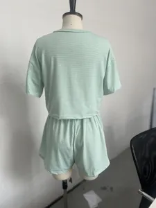 Vue arrière d'un ensemble de pyjama en tricot rayé vert clair pour femme sur mannequin