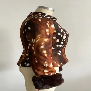 Seitenansicht der Vintage-Kunstpelzjacke mit Hirschmuster, Stehkragen und Pelz.