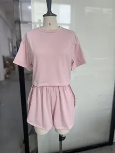 Ensemble détente à rayures roses avec t-shirt à manches courtes et short ample