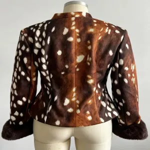 Detaillierte Rückansicht einer Vintage Kunstpelzjacke mit Rehprint und Plüschbündchen