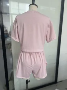 Vue arrière d'un ensemble pyjama tricoté à rayures roses et blanches sur un mannequin
