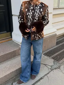 Retro Damen-Jacke aus Kunstpelz mit Hirschmuster und braunen Plüschbündchen.