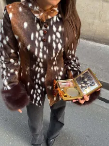 Detailaufnahme einer Vintage-Jacke aus Kunstfell mit Hirschprint und Stehkragen