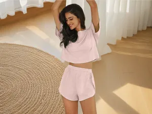 Ensemble pyjama deux pièces rayé rose avec haut court à manches courtes et short
