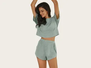 Détail de l'ensemble de pyjama en tricot rayé avec haut ample et short assorti