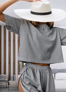 Ensemble de pyjama en tricot rayé gris pour femmes avec haut ample et short fendu