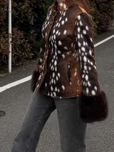 Detailansicht einer Vintage-Faux-Fur-Jacke mit Rehkitz-Muster, Plüschbündchen und Stehkragen