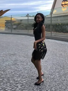Minifalda negra bordada con flores y flecos de estilo étnico para las vacaciones