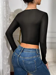 Detailansicht der Rückseite eines sexy schwarzen langärmeligen Netz-Crop-Tops für Damen