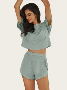 Ensemble de détente en tricot rayé pour femmes avec haut à manches courtes et short assorti