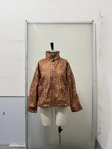 Elegante bruine faux fur jas met hertenprint, rits en voorzakken voor dames in de winter
