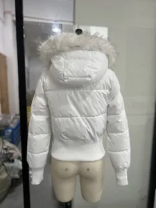 Detaillierte Rückansicht einer weißen kurzen Daunenjacke mit grauem Kunstpelzkragen